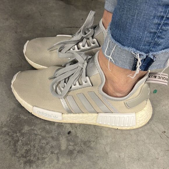 ADIDAS NMD R1 in Chalk Grey - Picture 3 of 8